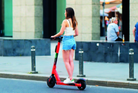 Közlekedés elektromos rollerrel